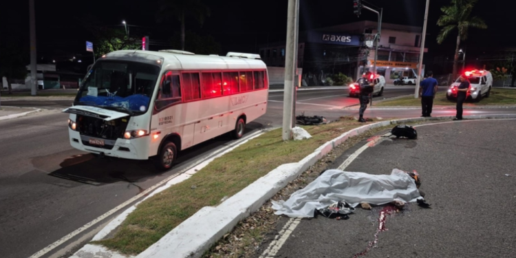 Jovem morre em colisão entre motocicleta e micro-ônibus