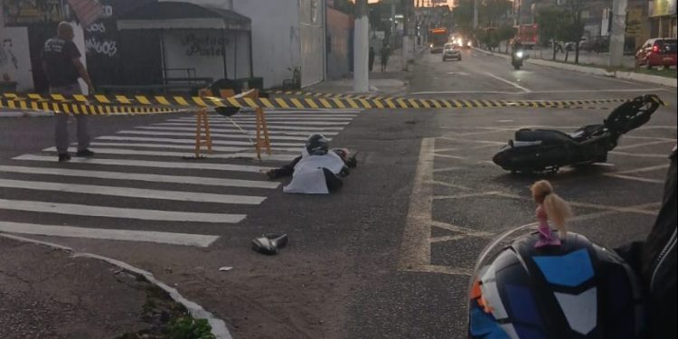 Motociclista morre após carro fazer conversão proibida