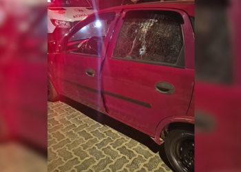 Criminosos em moto disparam contra carro e matam homem