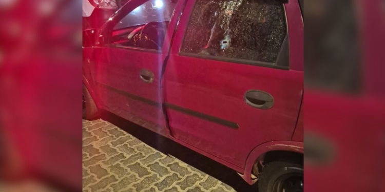 Criminosos em moto disparam contra carro e matam homem
