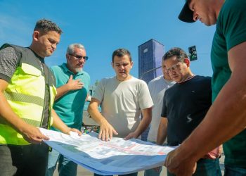 Prefeitura demole passarela na Torquato Tapajós para construção de nova estrutura