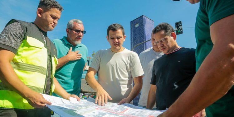 Prefeitura demole passarela na Torquato Tapajós para construção de nova estrutura