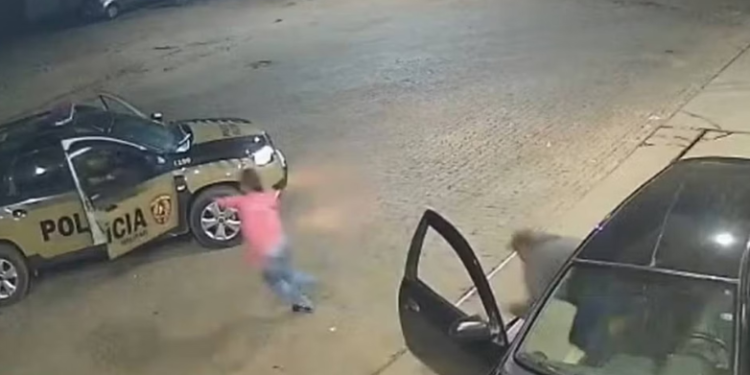 Vítima de estupro e sequestro salta de carro de ex para pedir ajuda