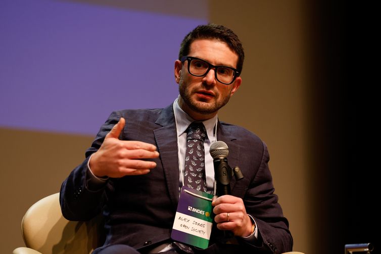 Rio de Janeiro (RJ), 20/08/2025 - O presidente do Conselho da Open Society, Alex Soros, fala durante abertura do seminário Globalização, Desenvolvimento e Democracia, na sede do Banco Nacional de Desenvolvimento Econômico e Social (BNDES), centro da cidade. Foto: Tânia Rêgo/Agência Brasil