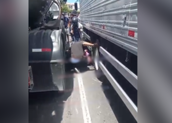 Acidente entre dois caminhões e moto deixa motoqueiro preso às ferragens no Coroado; veja o vídeo 