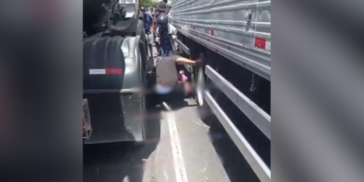 Acidente entre dois caminhões e moto deixa motoqueiro preso às ferragens no Coroado; veja o vídeo 