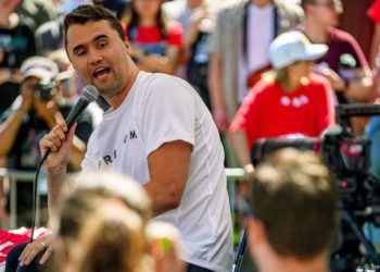 VÍDEO: Defensor das armas Charlie Kirk é morto com tiro durante discurso em universidade