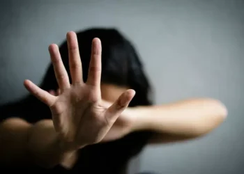 Homem tenta estuprar vizinha enquanto esposa grávida dormia