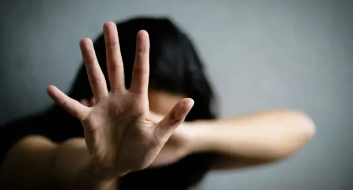 Homem tenta estuprar vizinha enquanto esposa grávida dormia