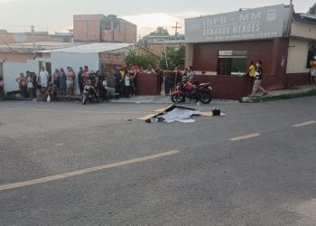 Motociclista de aplicativo morre após colisão com ônibus