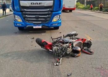 Motociclista morre em colisão com carreta