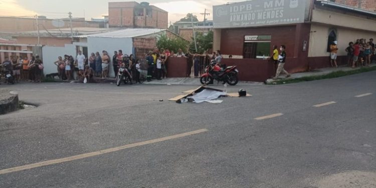 Motociclista de aplicativo morre após colisão com ônibus