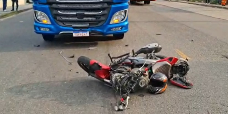 Motociclista morre em colisão com carreta