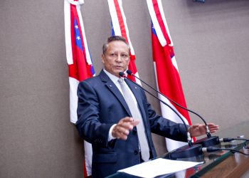 Deputado Adjuto Afonso homenageia administradores com ponte iluminada de azul