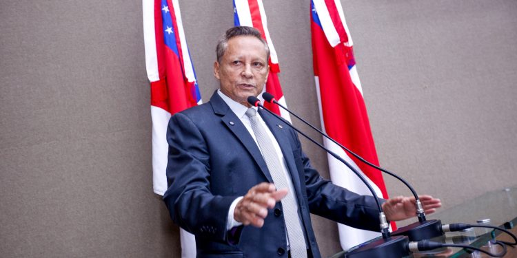 Deputado Adjuto Afonso homenageia administradores com ponte iluminada de azul