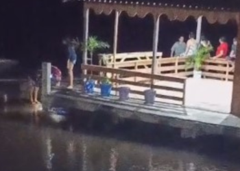 Criança de 4 anos desaparece após cair de flutuante