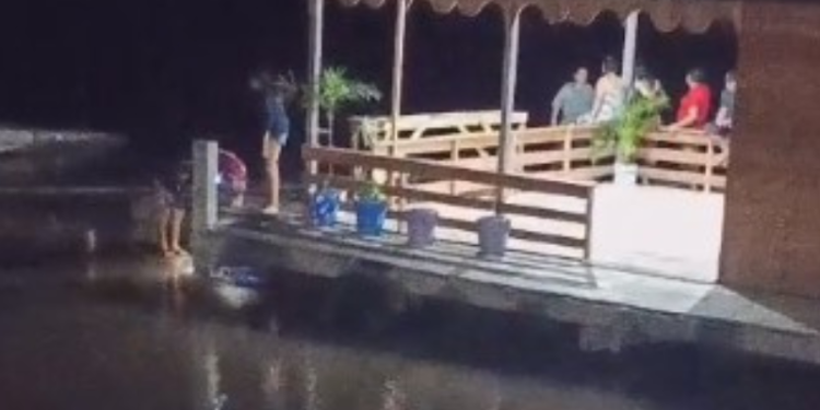 Criança de 4 anos desaparece após cair de flutuante