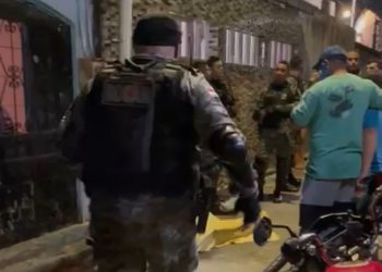 Homem é executado a tiros na frente de casa