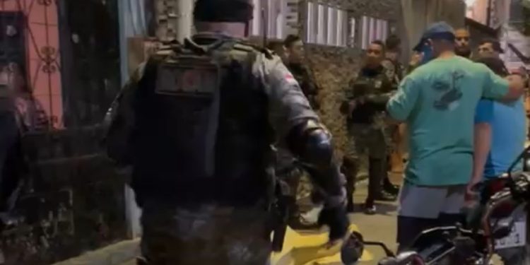 Homem é executado a tiros na frente de casa