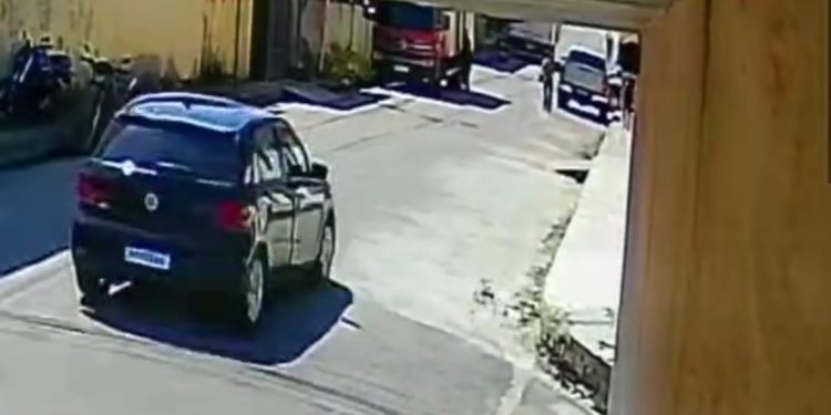 Idosa morre após ser prensada por carro em acidente; veja o vídeo 