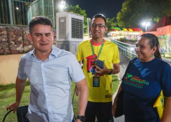 Kits da Corrida #SouManaus são entregues pelo prefeito David Almeida e geram doação de 3 mil latas de leite