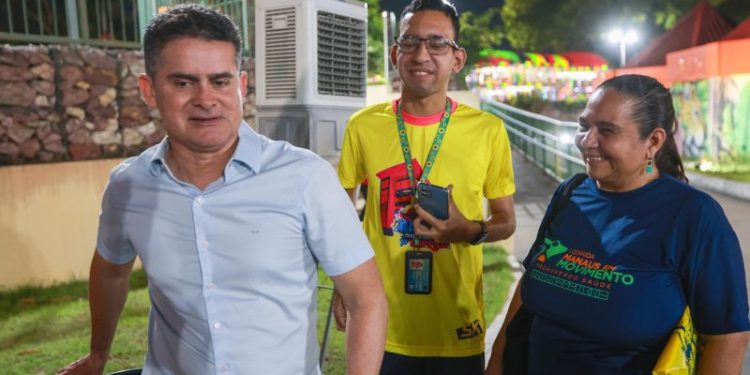 Kits da Corrida #SouManaus são entregues pelo prefeito David Almeida e geram doação de 3 mil latas de leite