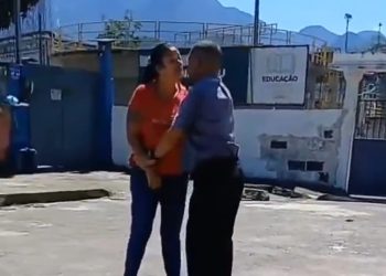 Mulher agride marido em seu ambiente de trabalho após descobrir traição; veja o vídeo 