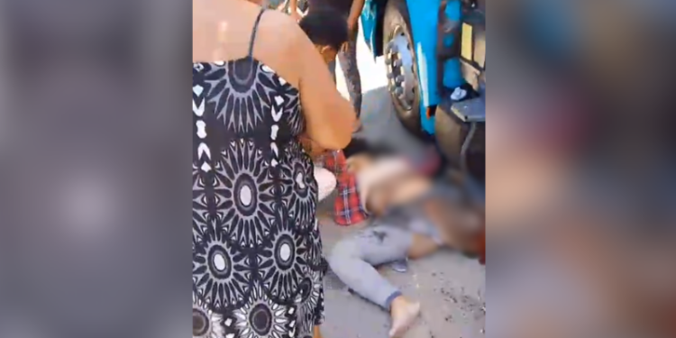 Mulher tem perna esmagada por carreta e morre em acidente