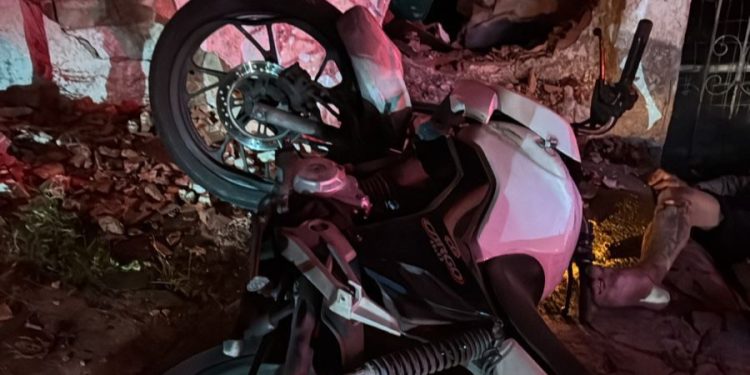 Suspeito de assalto morre e comparsa fica ferida durante fuga