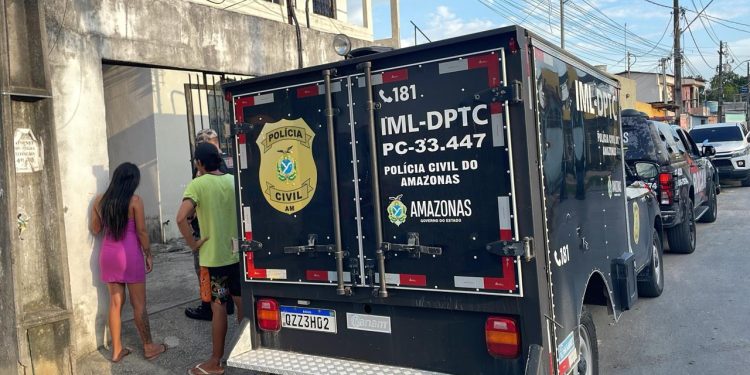 Mulher tem casa invadida e é assassinada na cozinha