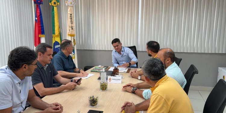 Prefeito David Almeida anuncia banca organizadora do concurso da Semed