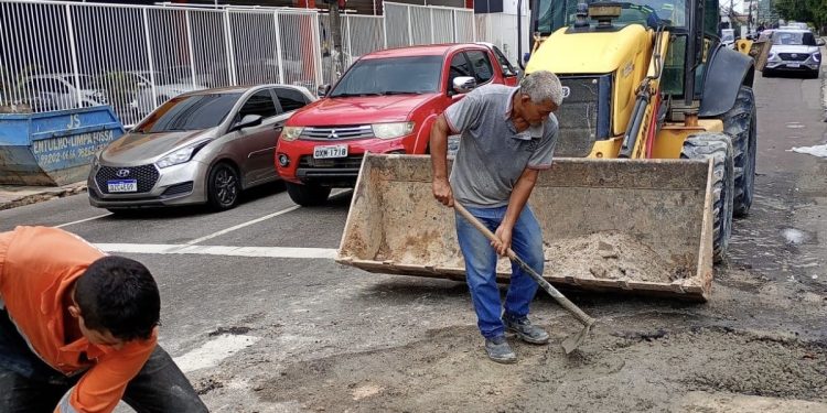 Prefeitura de Manaus recupera sistema de drenagem no bairro Adrianópolis Prefeitura de Manaus recupera sistema de drenagem no bairro Adrianópolis