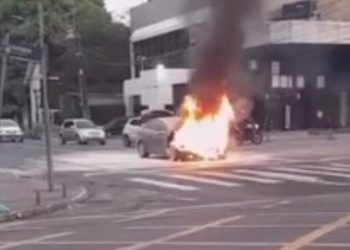 Carro pega fogo e causa transtornos na avenida Umberto Calderaro; veja o vídeo 