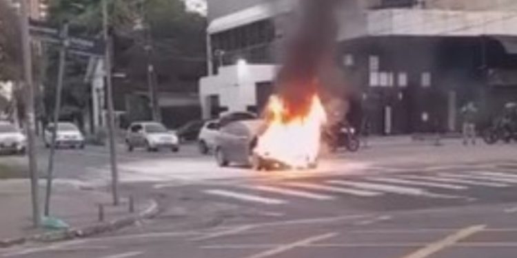 Carro pega fogo e causa transtornos na avenida Umberto Calderaro; veja o vídeo 