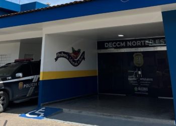 Homem é preso por agredir irmã e ex-namorada a facadas; Entenda o caso