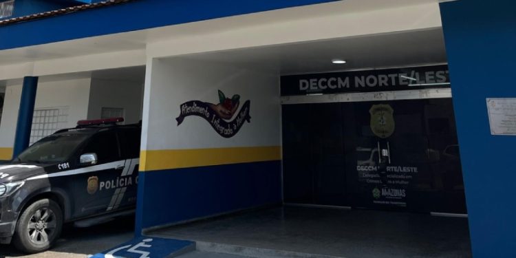 Homem é preso por agredir irmã e ex-namorada a facadas; Entenda o caso