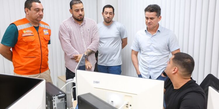 Prefeito David Almeida anuncia prontidão máxima após fortes chuvas
