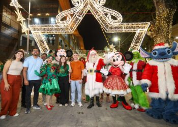 Prefeito David Almeida abre oficialmente temporada natalina