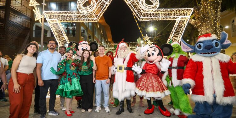 Prefeito David Almeida abre oficialmente temporada natalina