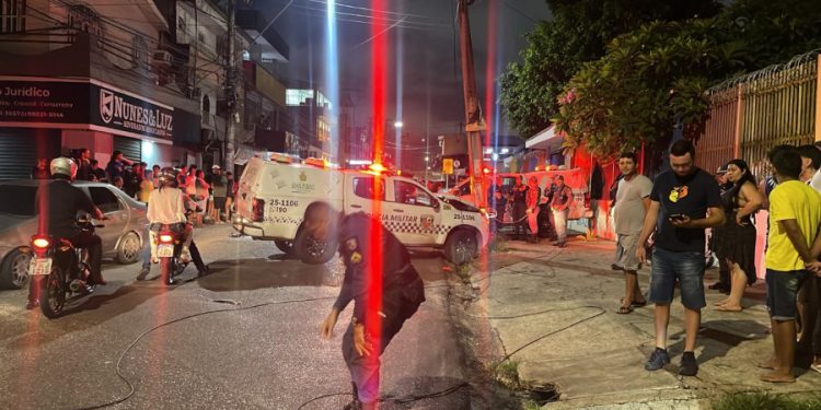 Perseguição termina com viatura da PM batendo em poste