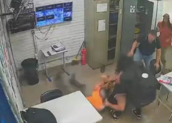 Pai de aluna agride professor após pedido para guardar celular