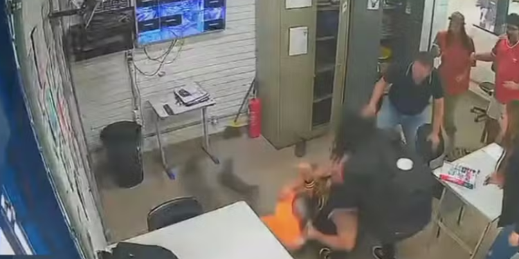 Pai de aluna agride professor após pedido para guardar celular