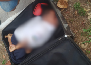 Criança é encontrada morta dentro de mala em frente de cemitério