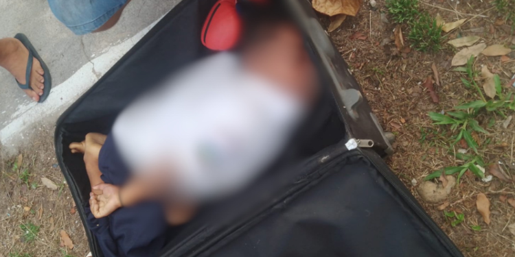 Criança é encontrada morta dentro de mala em frente de cemitério