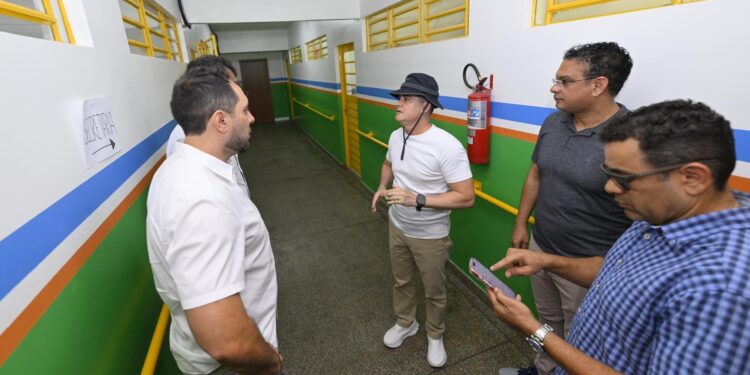 Prefeito David Almeida vistoria obras de escolas e anuncia entregas em novembro