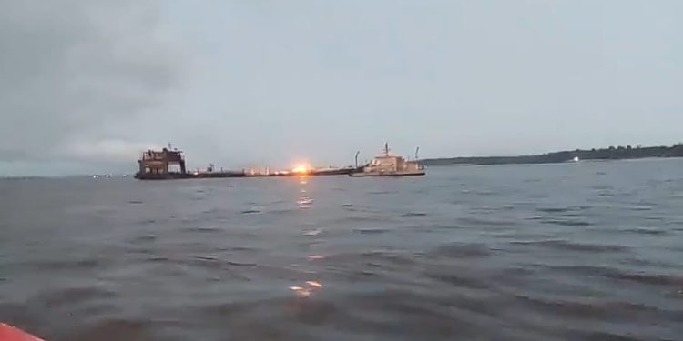 Ataques de piratas explodem balsas com combustível no Rio Amazonas; veja o vídeo 