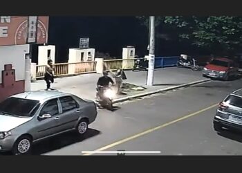 Mulheres reagem a assalto e atingem “ripada” em ladrão; veja o vídeo 