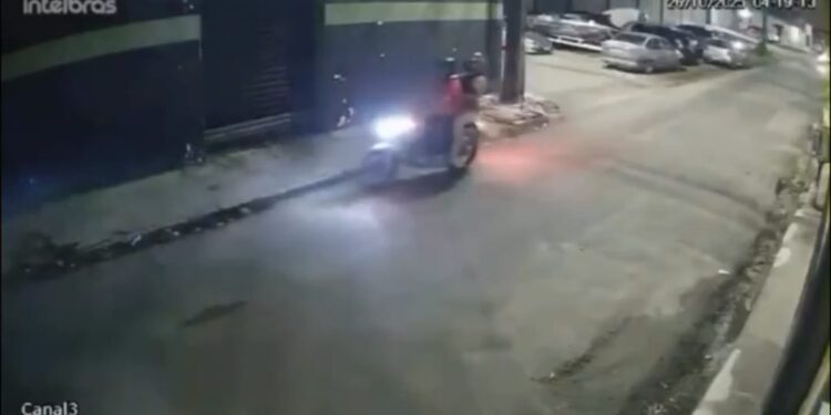 Casal sofre assalto violento e ação é registrada por câmeras de segurança