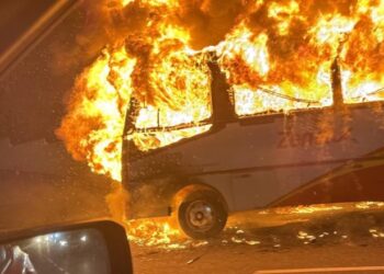 Incêndio destrói micro-ônibus que fazia rota para o Distrito