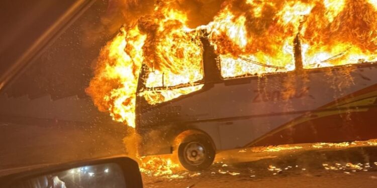Incêndio destrói micro-ônibus que fazia rota para o Distrito